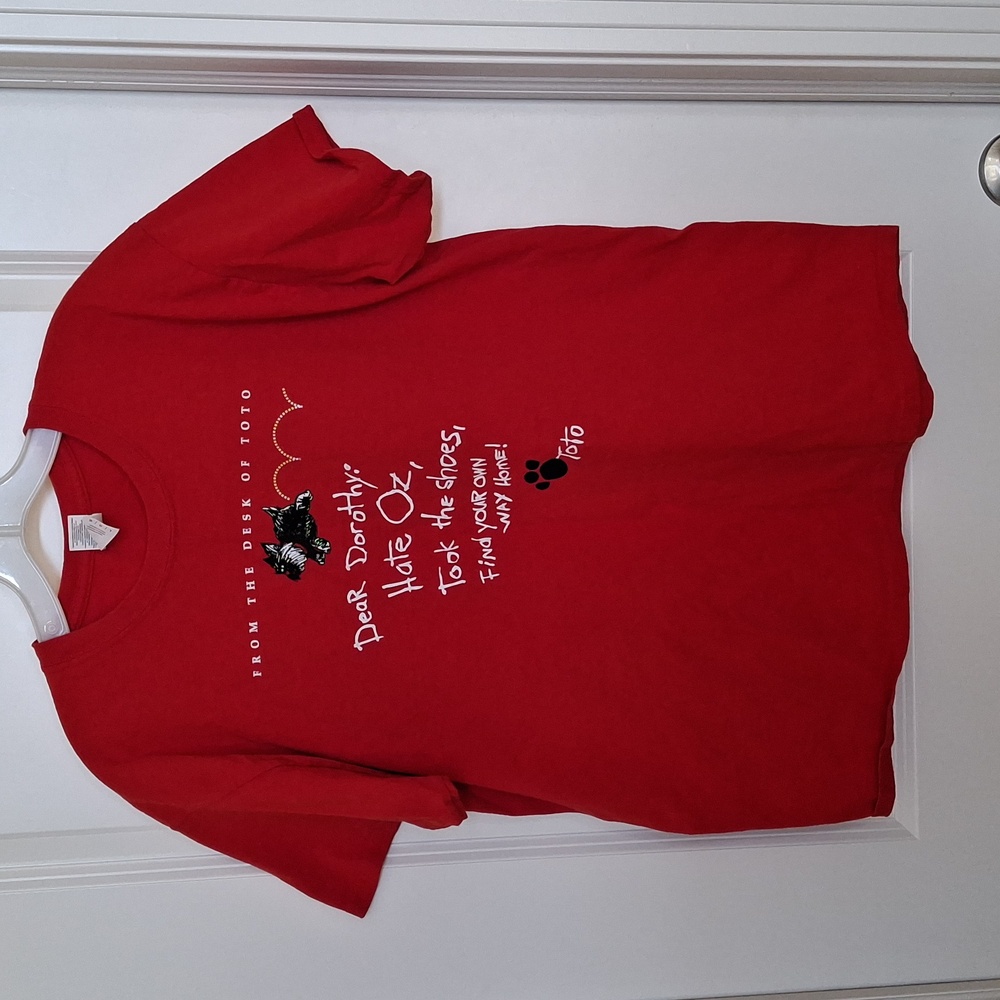 Red T-shirt Wizard of Oz Size L Cotton EUC From The Desk Of Toto Novelty
